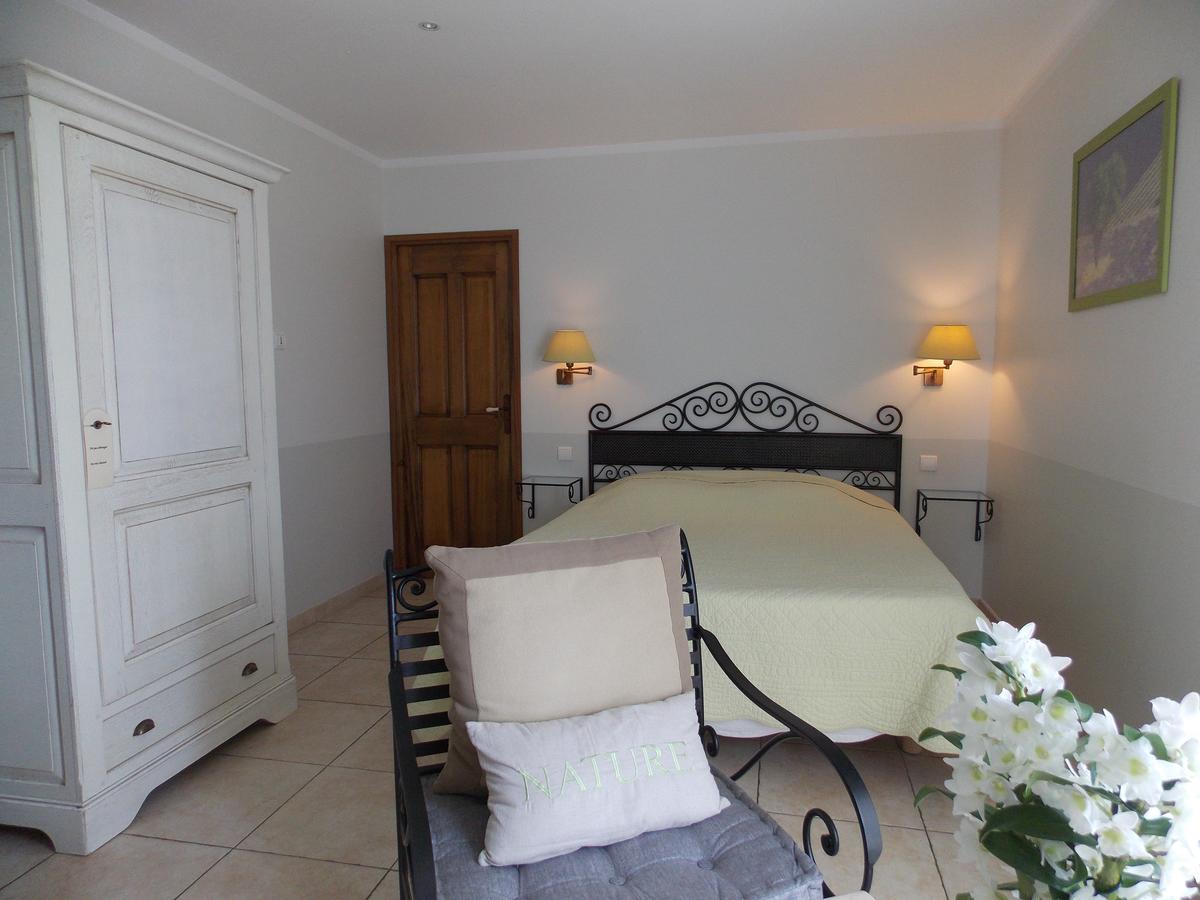 Отель Au Relais Provencal Баньоль-ан-Форе Экстерьер фото